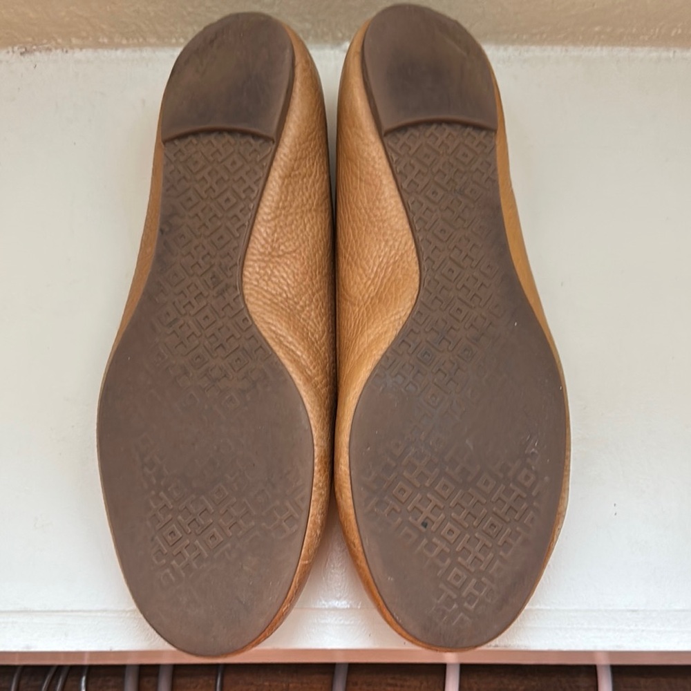 Tory Burch Tan Gold Flats with Iconic Medallion - Picture 3 of 3